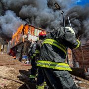 Unas cien viviendas de material ligero, destruidas por las llamas y 400 personas damnificados dejó incendio en toma de “Laguna Verde”.