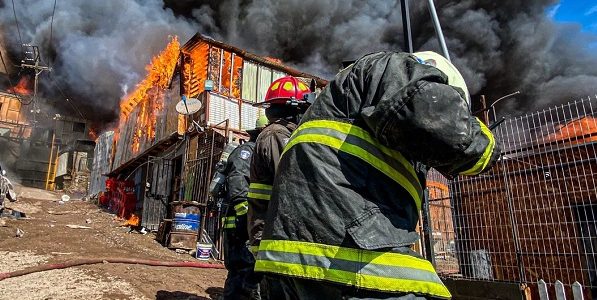 Unas cien viviendas de material ligero, destruidas por las llamas y 400 personas damnificados dejó incendio en toma de “Laguna Verde”.