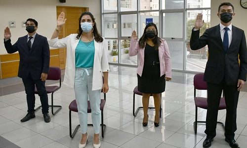 Cuatro nuevos abogados y abogadas en Iquique, tras prestar juramento desde Iquique, ante la Corte Suprema