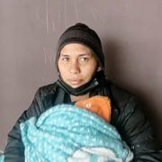 Pareja de migrantes abandonan refugio en Colchane, denunciando malas condiciones y bajan a Iquique caminando