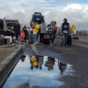 Sorteando lluvias, granizos y bajas temperaturas, migrantes en desplazamiento siguen ingresando por Colchane