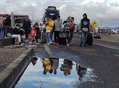 Sorteando lluvias, granizos y bajas temperaturas, migrantes en desplazamiento siguen ingresando por Colchane