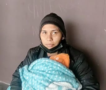 Pareja de migrantes abandonan refugio en Colchane, denunciando malas condiciones y bajan a Iquique caminando