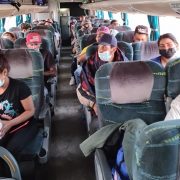 En doce buses trasladaron a 60 migrantes venezolanos desde el refugio de Lobitos, a Santiago y otras ciudades