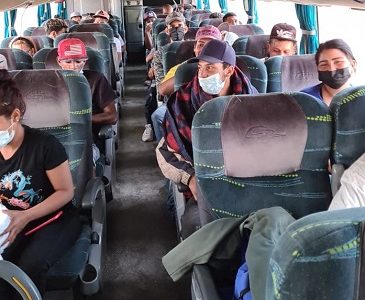 En doce buses trasladaron a 60 migrantes venezolanos desde el refugio de Lobitos, a Santiago y otras ciudades