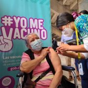 Parte vacunación de cuarta dosis en mayores de 55 años y más. En Tarapacá faltan más de 173 mil personas sin segunda inoculación.