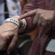 Continúa la entrega de las últimas pulseras de reconocimiento a enfermos crónicos y adultos mayores