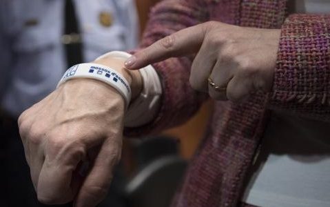 Continúa la entrega de las últimas pulseras de reconocimiento a enfermos crónicos y adultos mayores