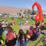 Colectiva “La Clito” instala un clítoris gigante en Iquique para terminar con el «anafalbetismo sexual»