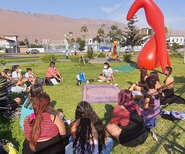 Colectiva “La Clito” instala un clítoris gigante en Iquique para terminar con el «anafalbetismo sexual»