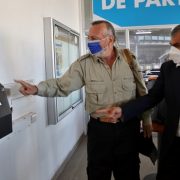 Después de casi tres décadas Pedro Oróstica realiza la última marcación del reloj en la Municipalidad de Iquique.