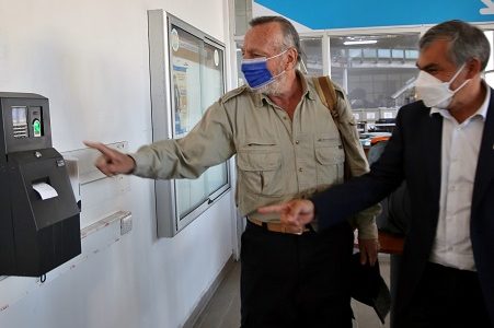 Después de casi tres décadas Pedro Oróstica realiza la última marcación del reloj en la Municipalidad de Iquique.