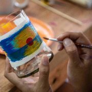 Artistas y diseñadoras locales dictarán talleres creativos gratuitos en la región de Tarapacá