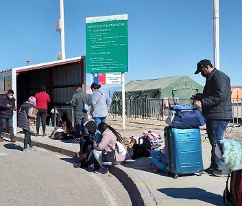 Alcalde de Colchane reporta que continúan los ingresos irregulares por la frontera, a un día de su apertura
