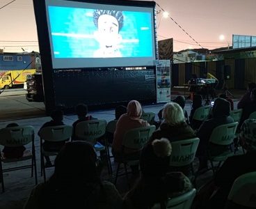 Panorama municipal familiar por aniversario de Alto Hospicio: Niños y niñas del El Boro y Santa Rosa disfrutaron de Cine en tu Barrio
