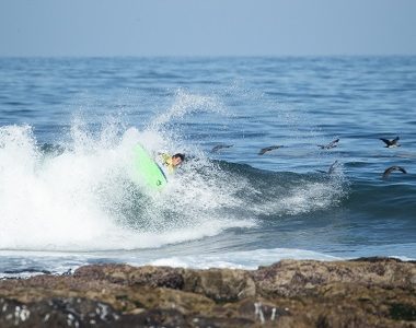 La escasez de olas impidió jornada completa del Erizos Bodyboard Iquique Pro 2022, en la Punta 2 de Playa Bellavista