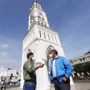 Gobernador Carvajal junto al alcalde Soria, anuncia financiamiento regional para restauración de la Torre del reloj de Iquique