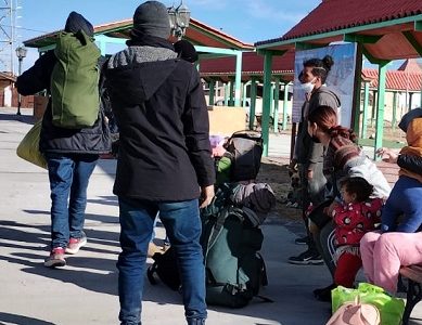 Migrantes irregulares prefieren autodenunciarse al ingresar a Chile y no pasar por refugio de Colchane. Alcalde acusa  «vista gorda» en la frontera