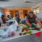 Mujeres de Huara rescatan tradición pampina confeccionando coronas de flores de hojalata en taller «Floristas de la Pampa»
