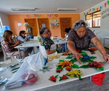 Mujeres de Huara rescatan tradición pampina confeccionando coronas de flores de hojalata en taller «Floristas de la Pampa»