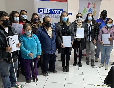 Personas con discapacidad visual recibieron propuesta de Nueva Constitución en braille