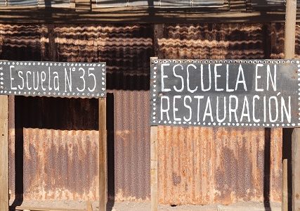 Avanzan las obras de reposición de la techumbre y mejoras de la fachada de la Escuela N° 35 de Salitrera Humberstone