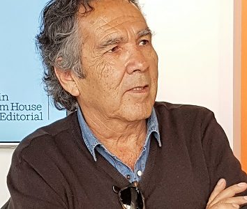 Escritor pampino, nacido en Talca, Hernán Rivera Letelier, recibe el Premio Nacional de Literatura