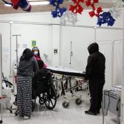 Migrante cae dentro de zanja que divide Bolivia con Chile en Colchane, resultando con lesiones graves. 