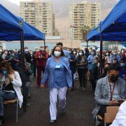Programa de becas para especializar a las y los funcionarios del Hospital de Iquique, anunció el Gobernador Carvajal