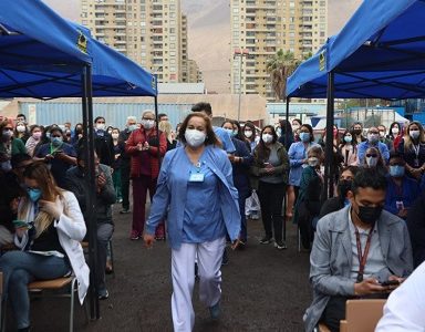 Programa de becas para especializar a las y los funcionarios del Hospital de Iquique, anunció el Gobernador Carvajal