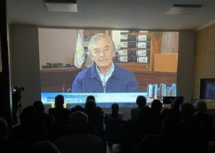 Fundación Crear reedita libro del sociólogo Juan Podestá e inaugura una placa recordatoria en su honor, en el salón principal de la entidad