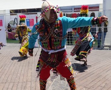Muestra de arte y cultura indígena se instalará en la Plaza Prat con música, danza, pintura, textilería, medicina tradicional y gastronomía