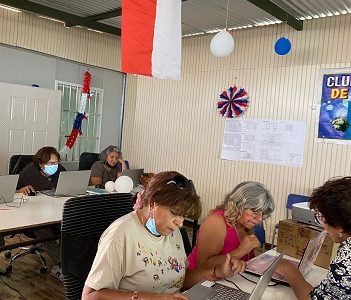 Vecinos del poblado de La Tirana participan  en talleres como alfabetización digital, ciclo de cine e integración de personas mayores.