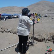 Entonación del himno del Perú y baile de Marinera, en homenaje y romería realizada al  Cementerio Peruano de Huantajaya