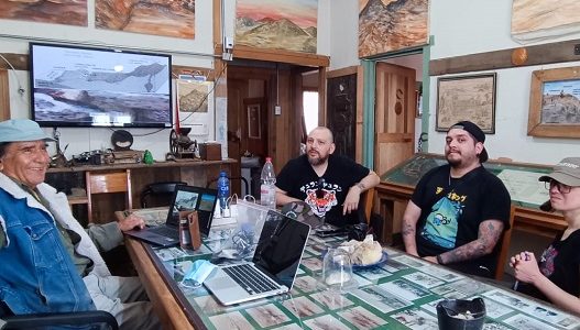 Cineasta chileno y equipo de arte que trabaja en película animada en torno a la vida en la pampa, recorrieron la Salitrera Humberstone