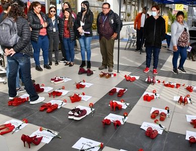 Municipalidad de Alto Hospicio realiza intervención “Zapatos Rojos” por víctimas de femicidios consumados en el país
