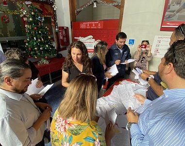 Autoridades del Gabinete Regional apadrinaron cartas para el Viejito Pascuero en último día de la campaña navideño de Correos