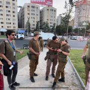 Denuncian nueva modalidad para impedir paso a Plaza Baquedano: Partes selectivos por cruce sin paso de cebra.