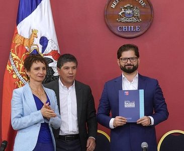 Presidente Boric recibió primera Política Nacional contra el Crimen Organizado, que busca disminuir  actividad delictiva de organizaciones criminales que operan en Chile.