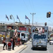 Alto Hospicio: Caravana Navideña Municipal llevó regalos a niños y niñas de la comuna. Pronto otras Juntas de Vecinos recibirán visita del Viejito Pascuero.