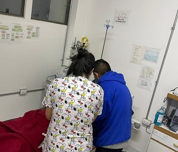 Haitiana embarazada con 5 meses de gestación, fue abandonada por coyotes en Colchane, luego de ingresar a Chile con un grupo de connacionales