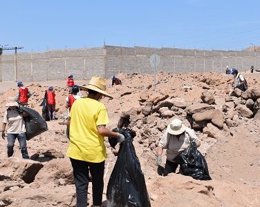 Dos toneladas de basura se recolectaron en campaña de limpieza realizada en Huantajaya, reuniendo a más de 50 voluntarios