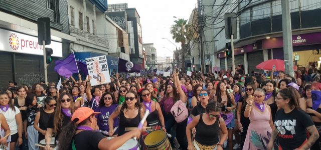 Multitudinaria marcha en Iquique, para conmemorar el #8M, Día Internacional de la Mujer
