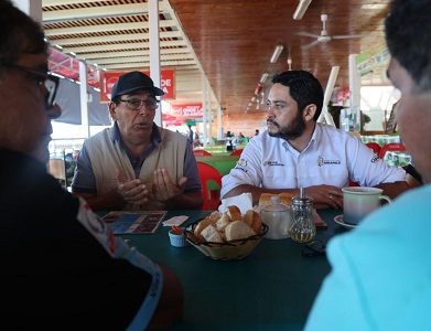La necesidad de renovar las actuales embarcaciones de madera, a las construidas con fibra, plantearon  pescadores  de Caleta Riquelme, al Gobernador Carvajal