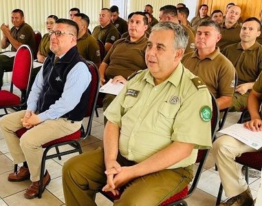 Defensoría dicta charla a Carabineros en Seguridad y Proceso Penal. Busca fortalecer respeto a DDHH en seguridad pública.