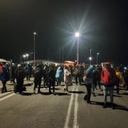 ACTUALIZACIÓN: Más de 300 migrantes que estaban varados en la frontera en Colchane, ingresan a refugio en complejo fronterizo de Chile y Bolivia.