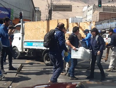 Cursan dos sumarios sanitarios, infracciones y decomiso de alimentos, en fiscalización al comercio informal que se instala en las inmediaciones de Zofri