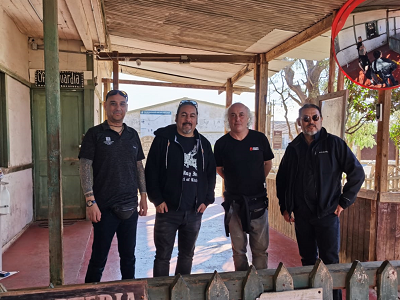 Tres integrantes del grupo “Los Jaivas”, recorrieron instalaciones de Humberstone e improvisaron con  tema «Mira Niñita» en el teatro de la salitrera