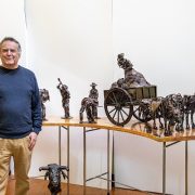 Utilizando material reciclado, la cultura y oficios de la pampa reviven en manos del escultor en metal Raúl Soza