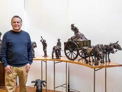 Utilizando material reciclado, la cultura y oficios de la pampa reviven en manos del escultor en metal Raúl Soza